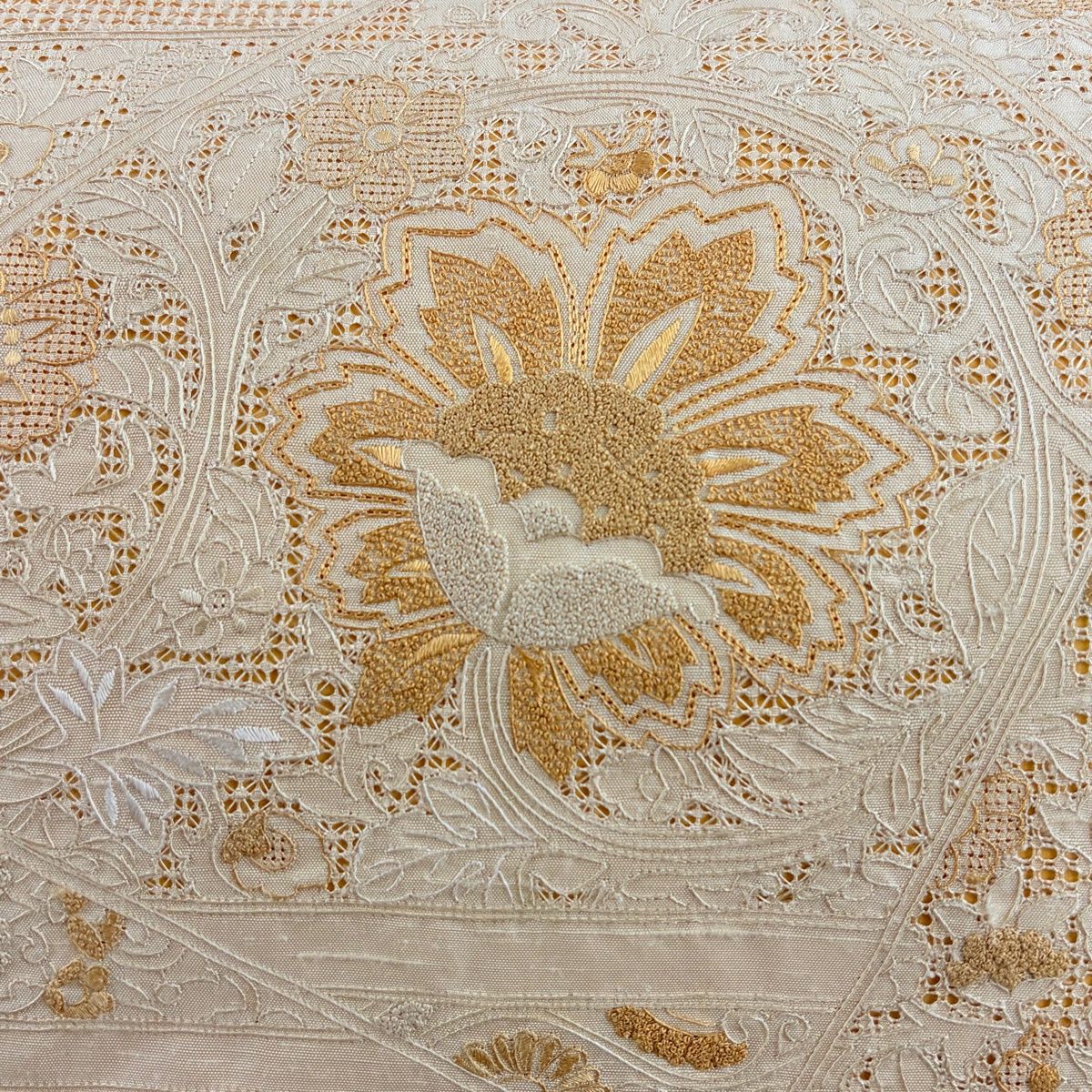 袋帯 名品 紬地 花唐草 草花 刺繍 ベージュ お太鼓柄 正絹 【中古 
