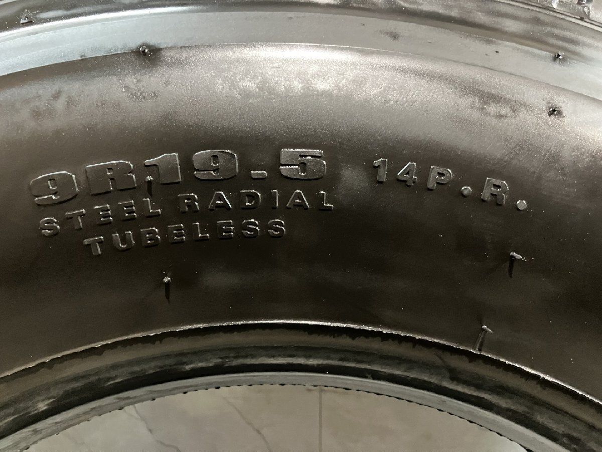 札幌発 引取OK DUNLOP SP020A 9R19.5 14PR 19.5インチ トラックタイヤ スタッドレス 2本 23年製 バリ溝 バス トラック等　(KTR025) クレジットカード QRコード決済可能 札幌発 引取OK DUNLOP SP020A 9R19.5 14PR 19.5インチ トラックタイヤ