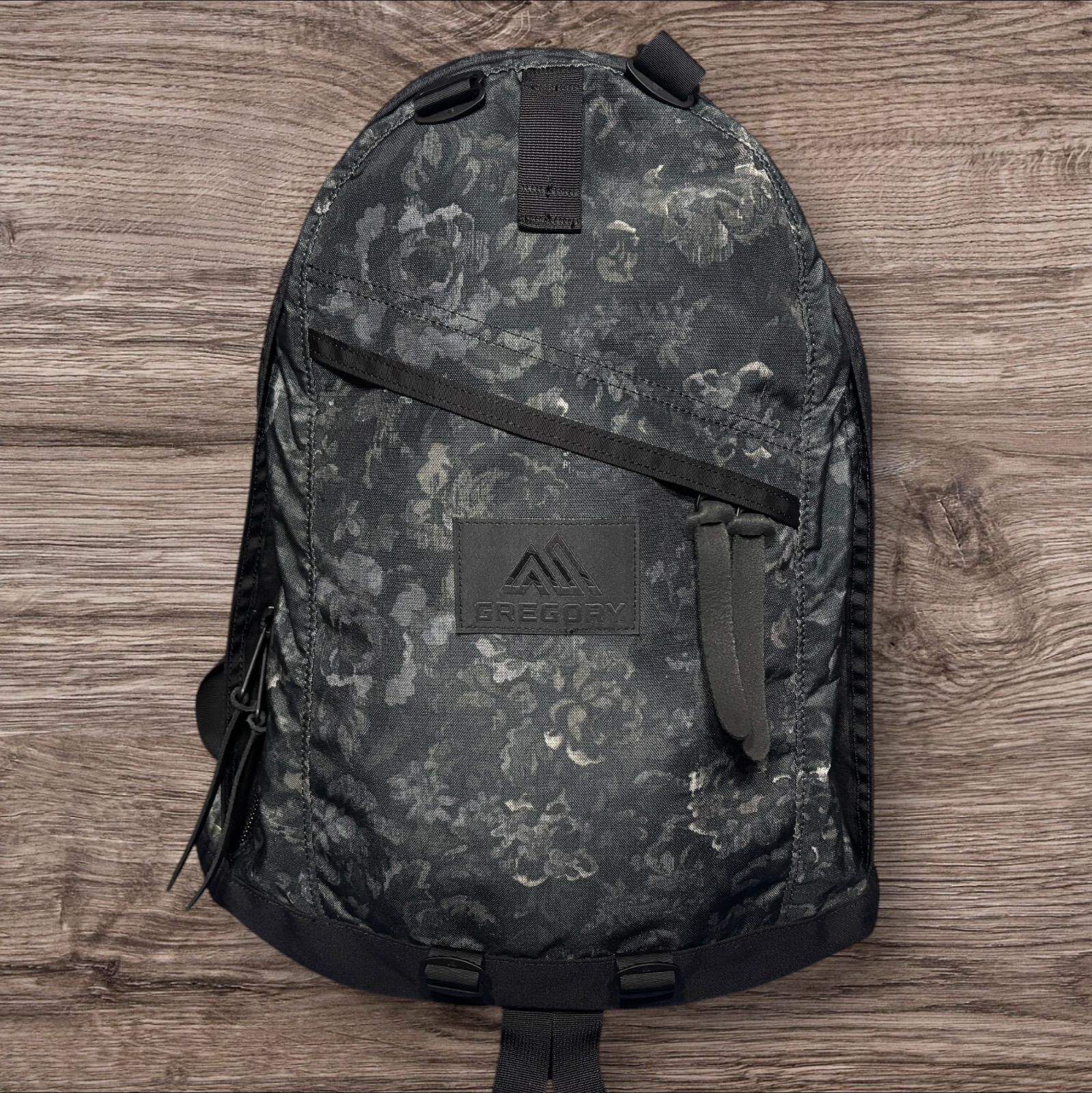 GREGORY グレゴリー DAYPACK デイパック ブラックタペストリー - メルカリ