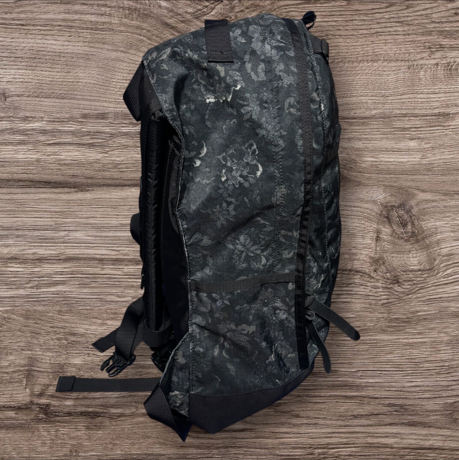 GREGORY グレゴリー DAYPACK デイパック ブラックタペストリー - メルカリ