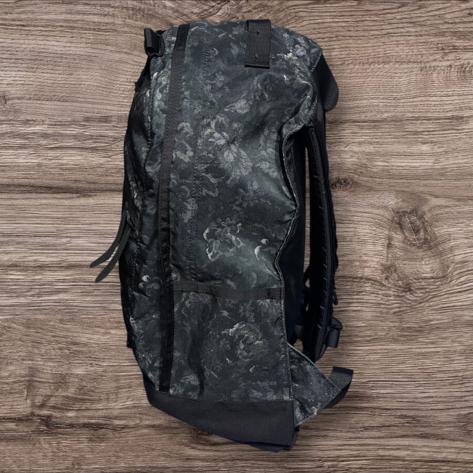 GREGORY グレゴリー DAYPACK デイパック ブラックタペストリー - メルカリ