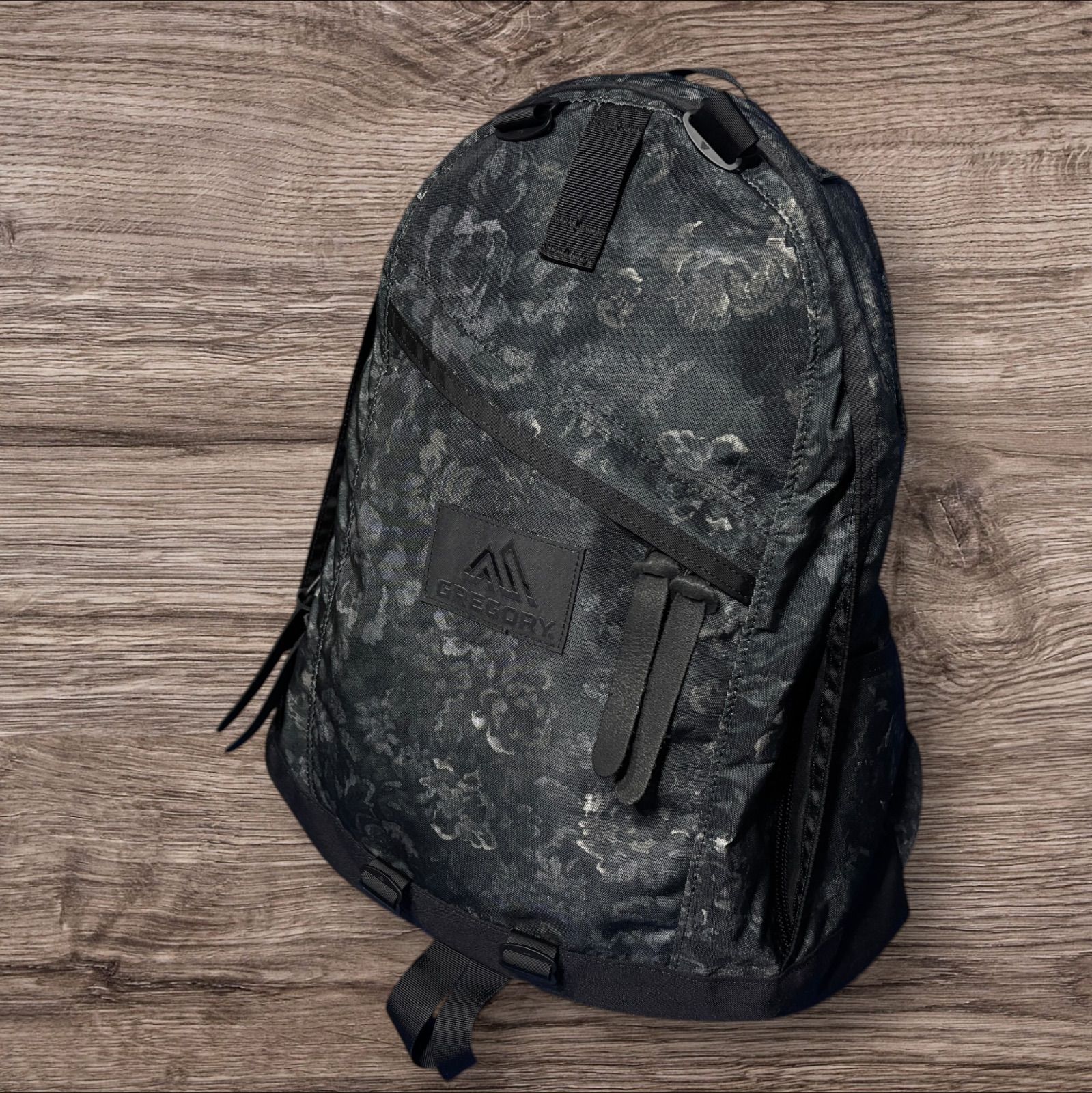 GREGORY グレゴリー DAYPACK デイパック ブラックタペストリー - メルカリ