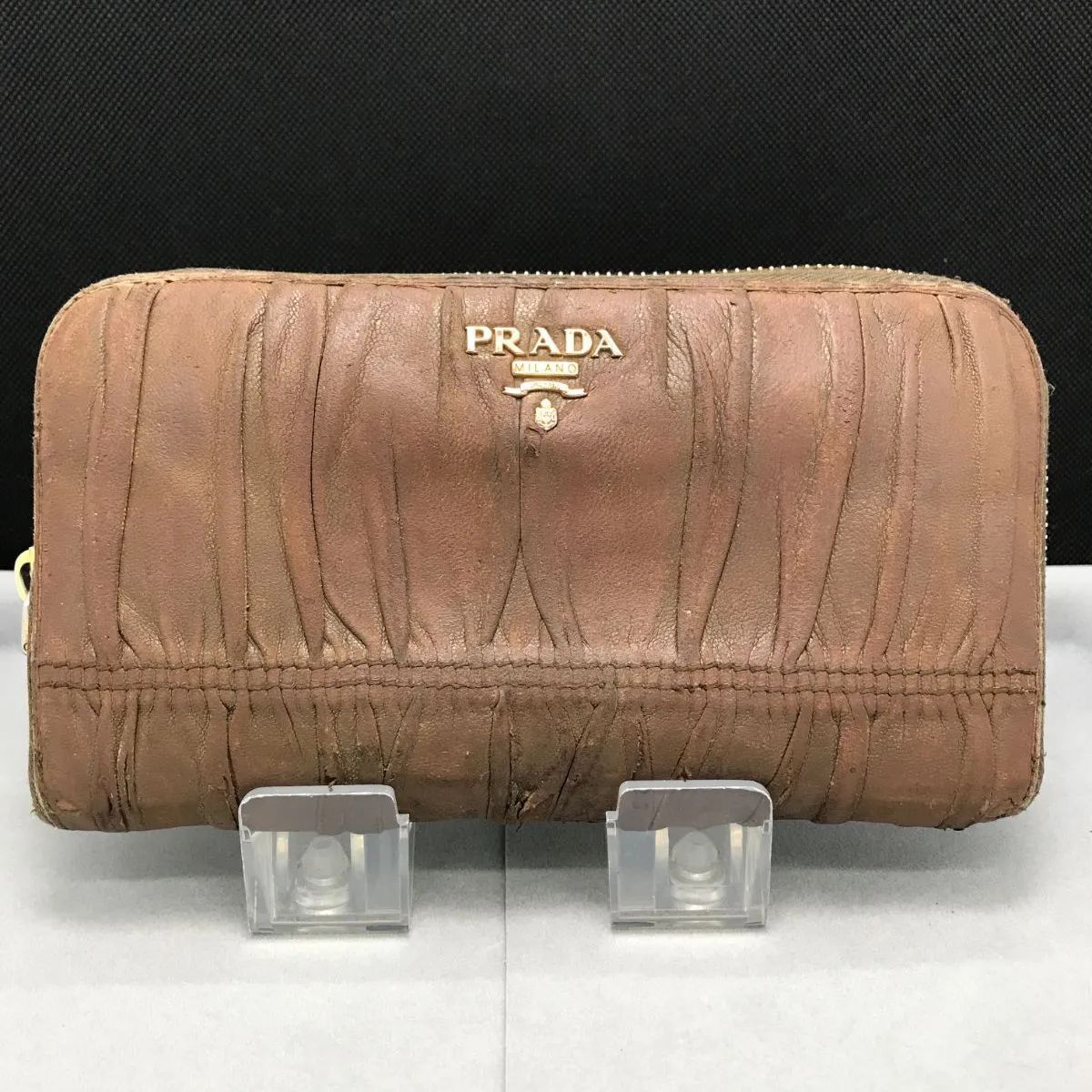 【大人グレージュ】PRADA プラダ ギャザー 長財布 ゴールドロゴ PRADA（プラダ） 【爆買】プラダ 財布 ロゴ サフィアーノレザー ジップ