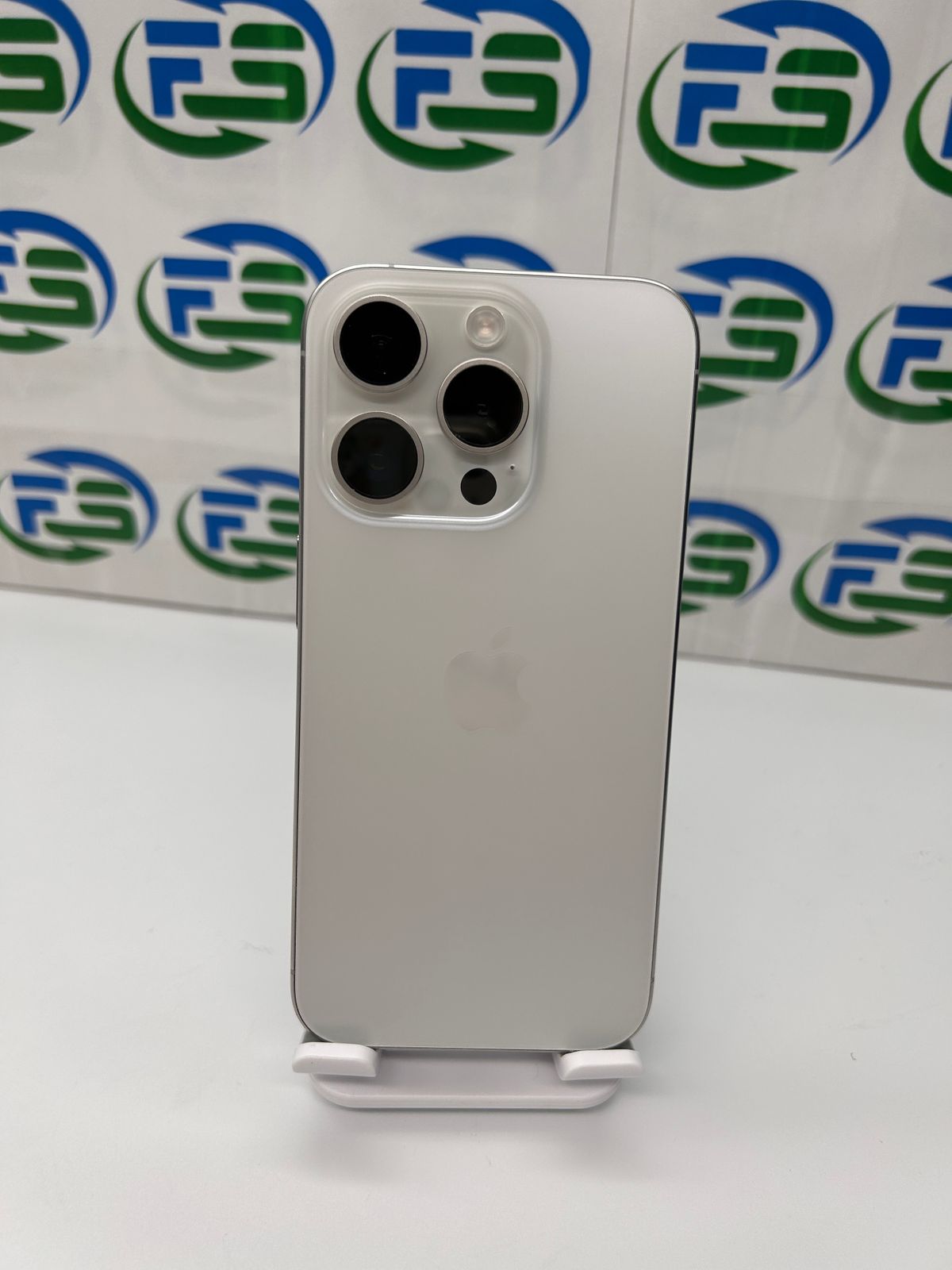 iPhone 15 Pro 256GB ホワイトチタニウム Bランク - メルカリ