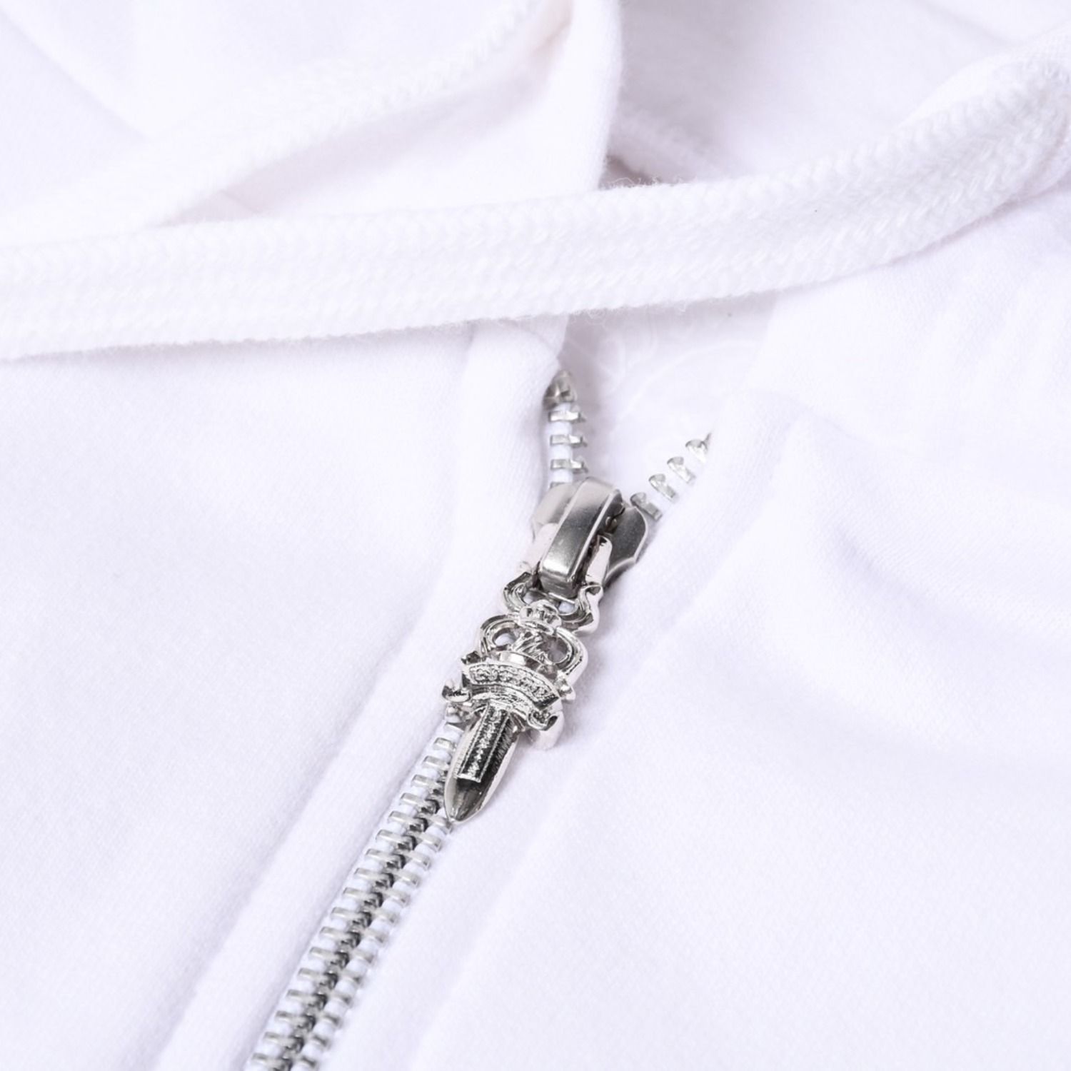 新品未使用 CHROME HEARTS クロムハーツ ロゴプリント ダガージップパーカー サイズL ホワイト ブルー 中古 4b000436 新品未使用 CHROME HEARTS クロムハーツ ロゴプリント ダガージップ