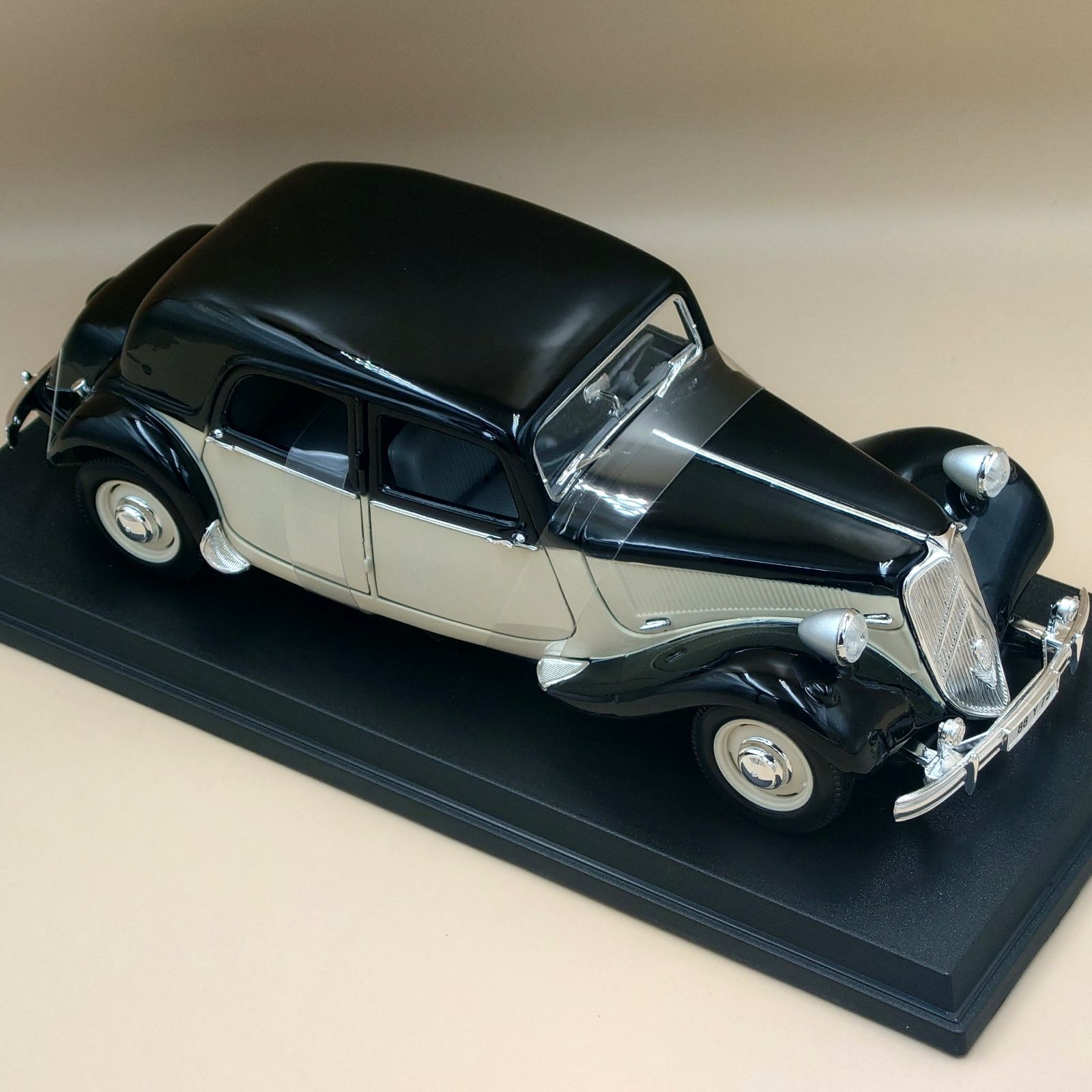 1/18 シトロエン・アヴァン 1952 Citroen 15CV 6Cyl マイスト製ダイ