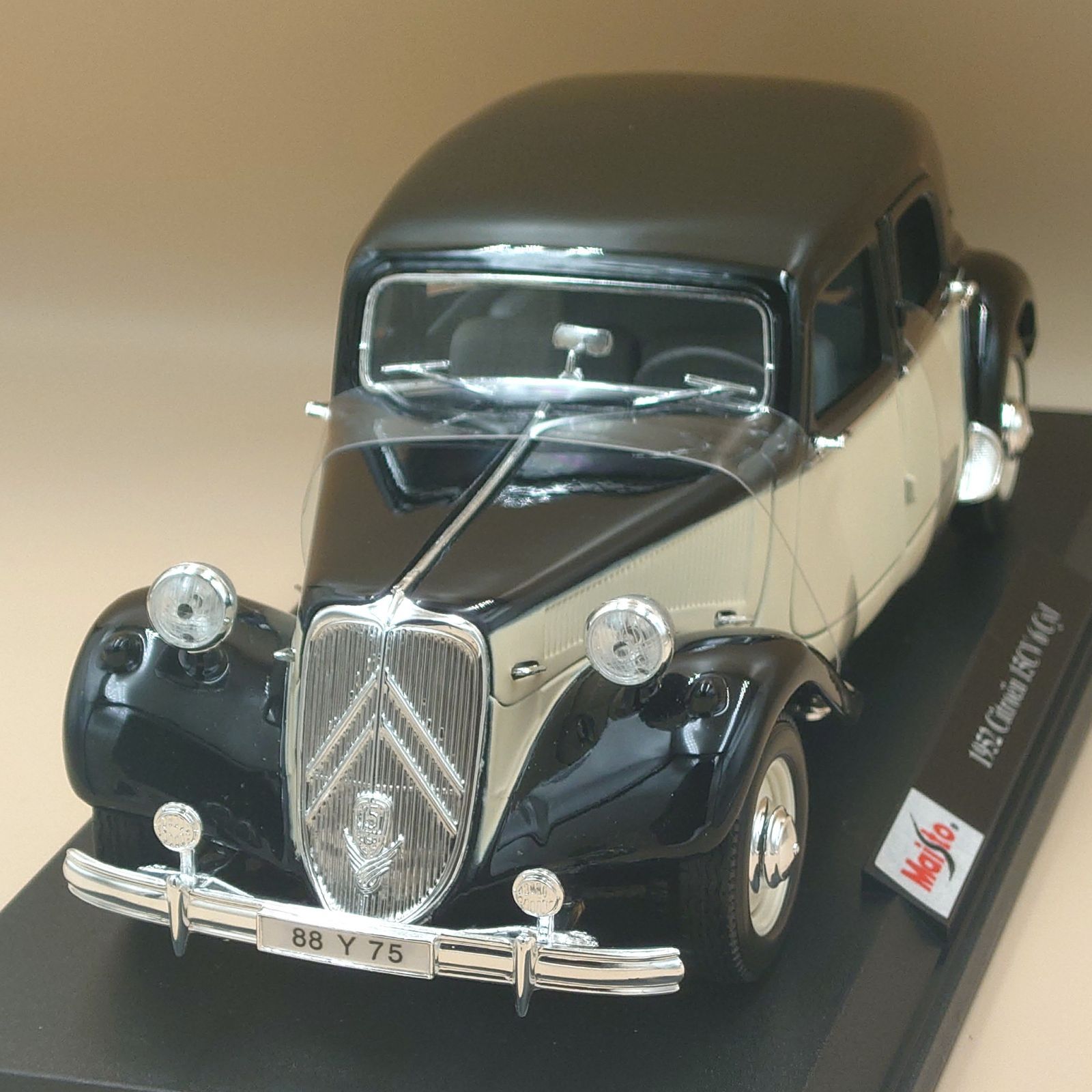 1/18 シトロエン・アヴァン 1952 Citroen 15CV 6Cyl マイスト製ダイ