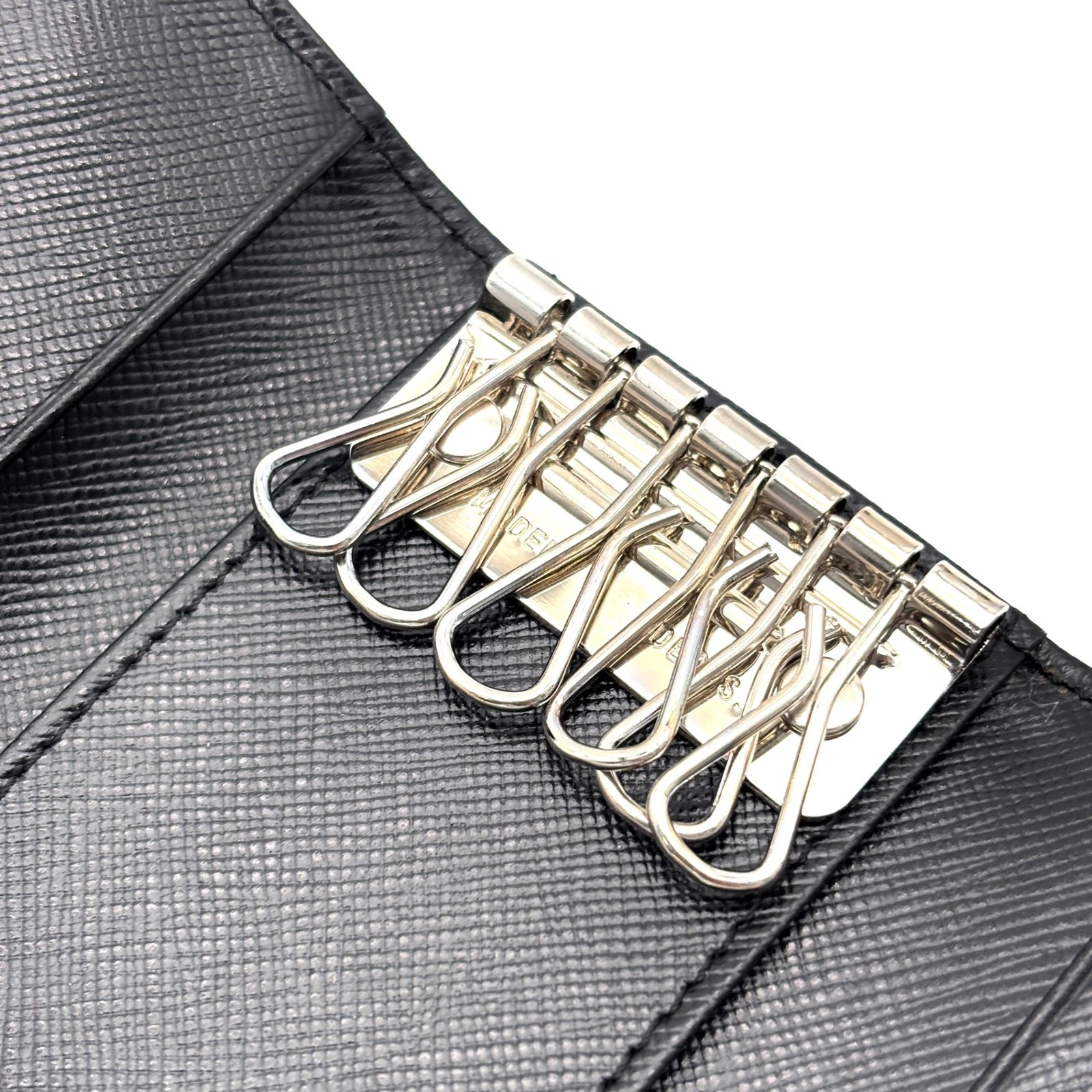 美品✨ プラダ　6連 キーケース　三角ロゴ　サフィアーノレザー　ブラック PRADA プラダ キーケース 6連 サフィアーノレザー 本革 ブラック 黒