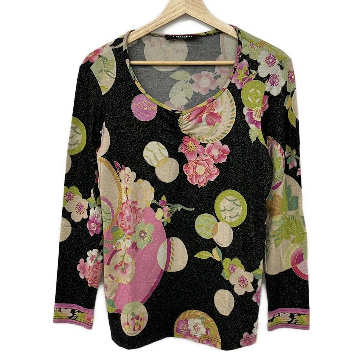 極美品 LEONARD レオナール 花柄 チュニック 金ボタン 黒 Aライン L 極美品 LEONARD レオナール 花柄 チュニック 金ボタン 黒 Aライン L