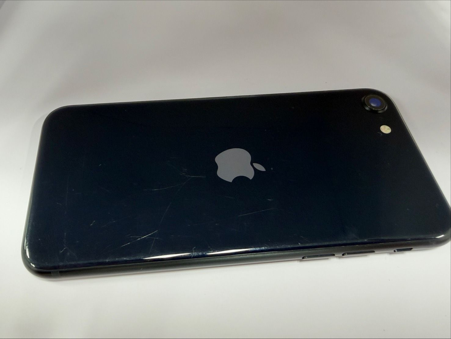 iPhone SE 3世代 64GB 法人管理品 バッテリー良好 - メルカリ
