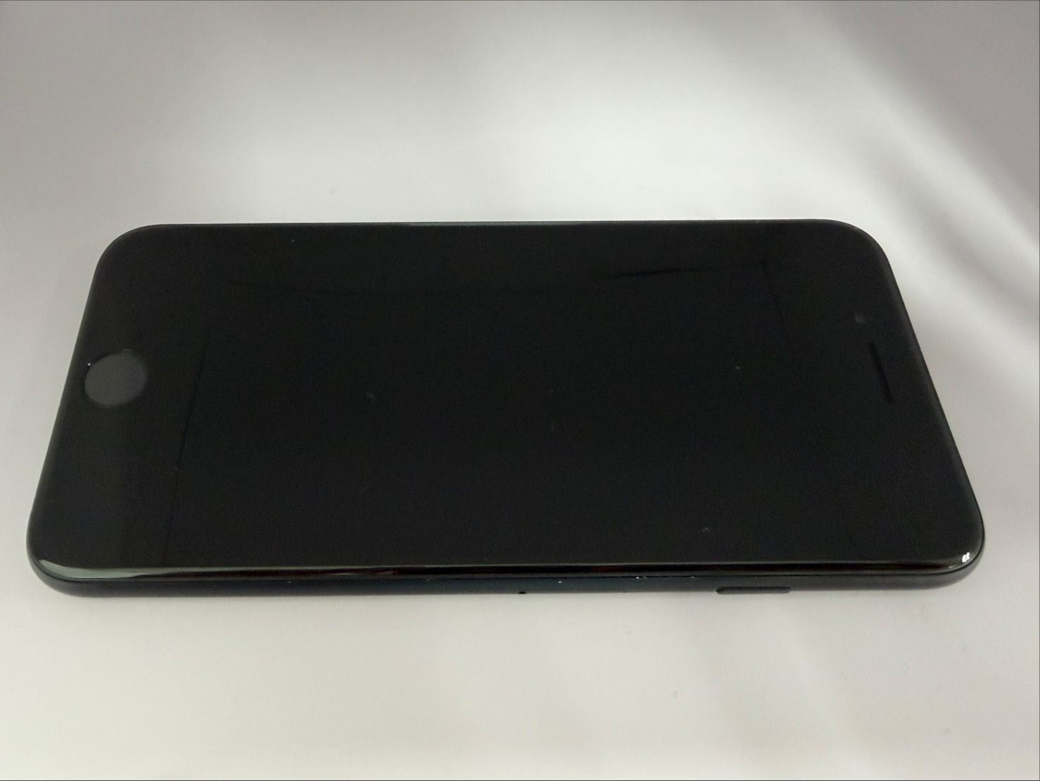 iPhone SE 3世代 64GB 極美品 法人管理品 - メルカリ