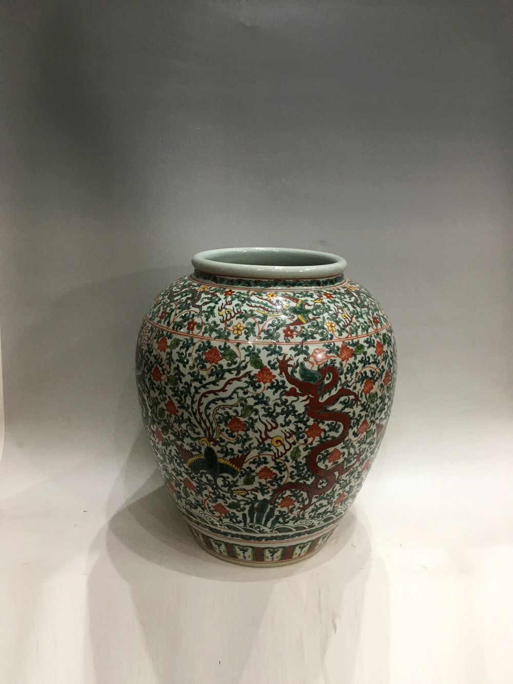 聚宝】中国古玩 大明嘉靖年製 五彩 大壺 35cm 支那古赤絵 景徳鎮　五爪龍 聚宝】中国古玩 大明嘉靖年製 五彩 龍雲花卉文 大壺 高さ35cm 支那古