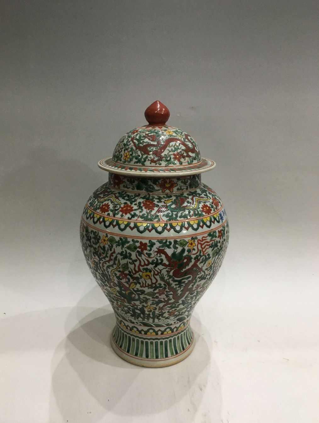 伝世品】支那古赤絵 大明嘉靖年製 五彩 龍鳳凰文 沈香壺 高さ36cm 共箱 
