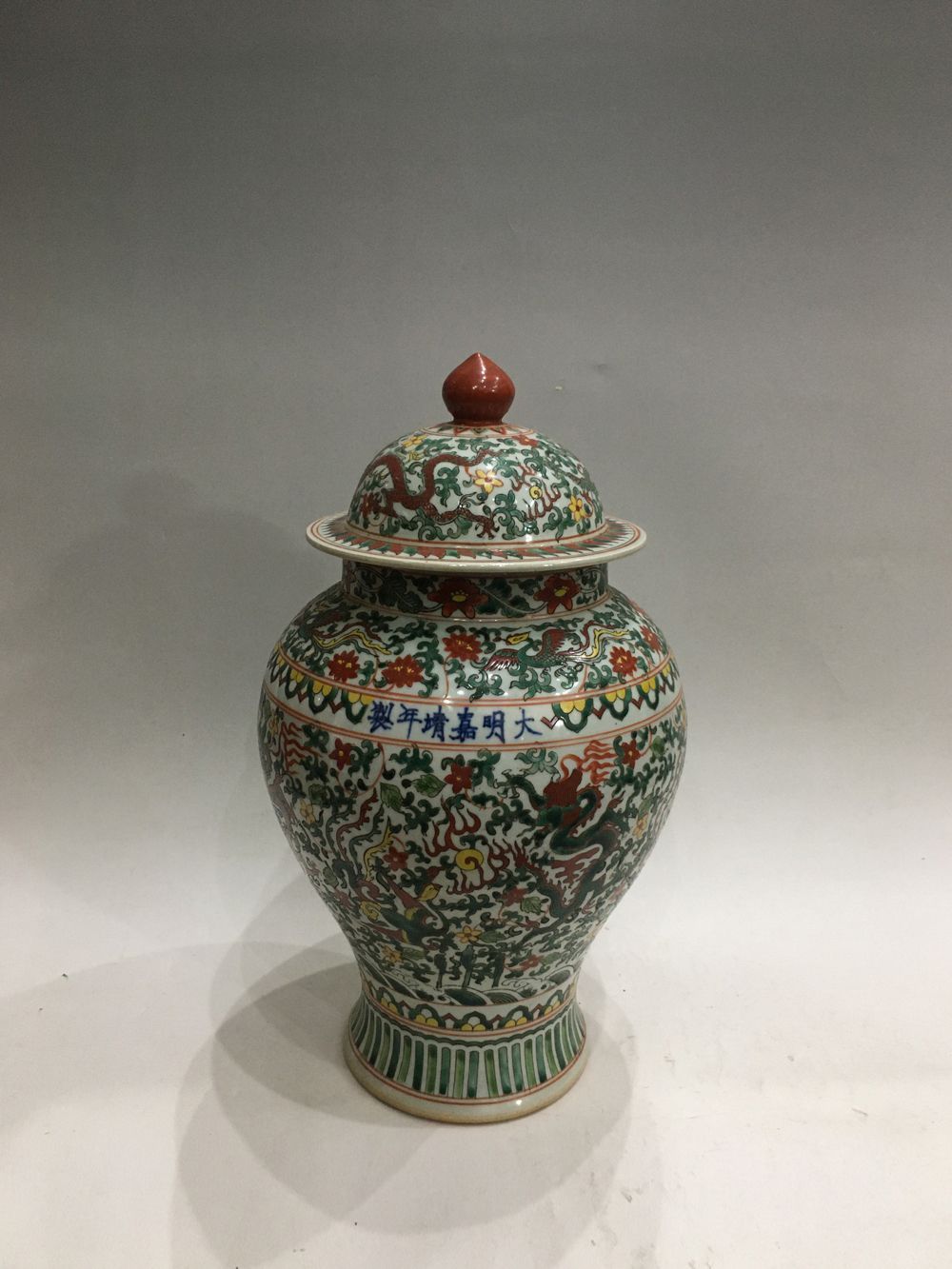 伝世品】支那古赤絵 大明嘉靖年製 五彩 龍鳳凰文 沈香壺 高さ36cm 共箱