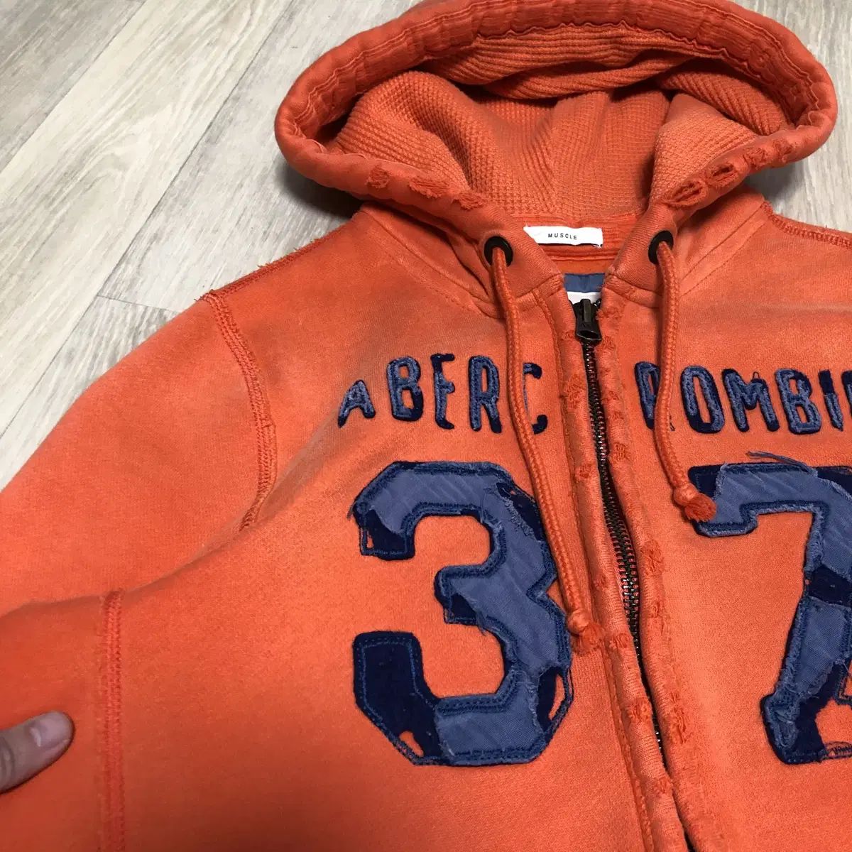 大人気，新作 マッスルフィット M) Abercrombie ウォッシュド オレンジ 