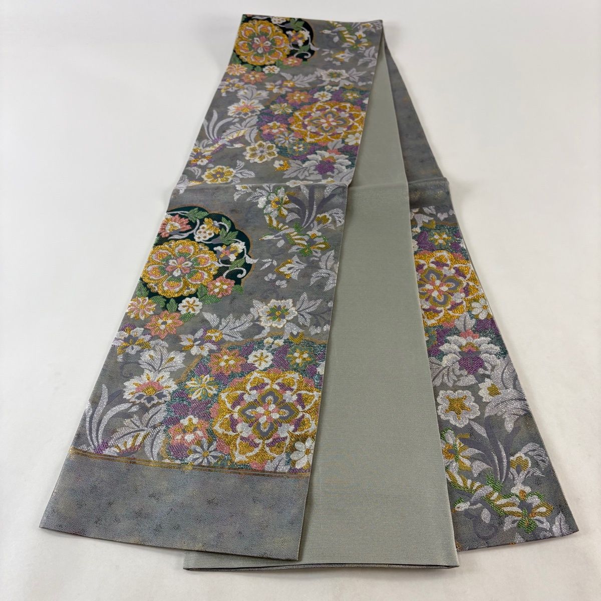 袋帯 菱形に花唐草模様 金糸 紫烏色 O-6013 楽天市場】袋帯 美品 名品 しば草 花鳥 菱 唐織 金糸 灰紫 六通 正絹