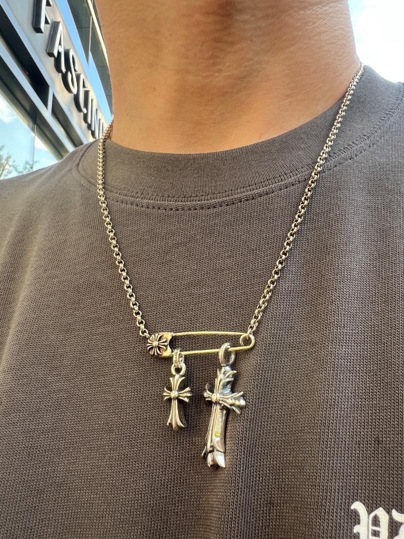 ⭐️WZSZXL デザイン型安全ピン付きWクロスネックレス 刻印有り - メルカリ