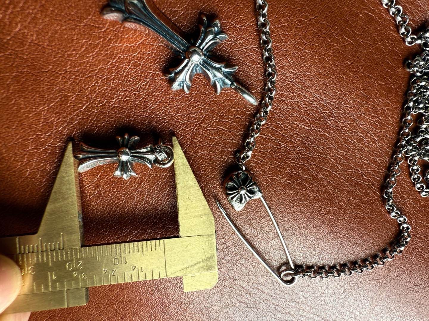 ⭐️WZSZXL デザイン型安全ピン付きWクロスネックレス 刻印有り - メルカリ