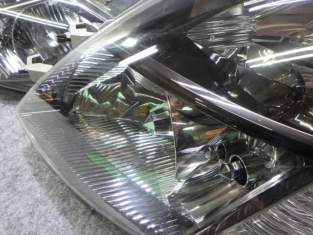 トヨタ（TOYOTA） アイシス ヘッドライト 左右 HID ZGM10/15 後期 44