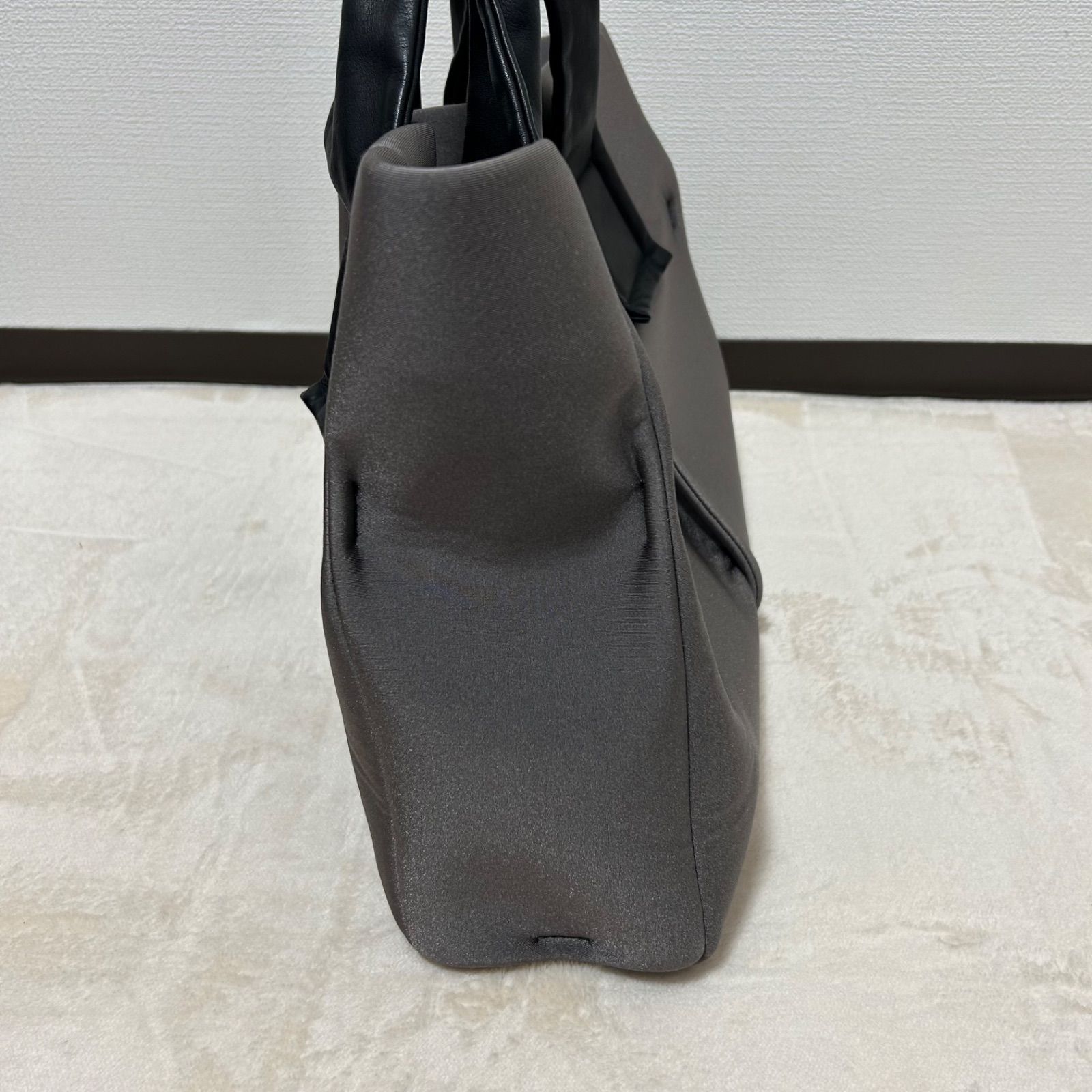 カワカワ ウェット トートバッグ グレー Mサイズ　A4 大容量 希少色 wet kawa-kawa wet トートバッグ Mサイズ グレー カワカワ A4 - メルカリ
