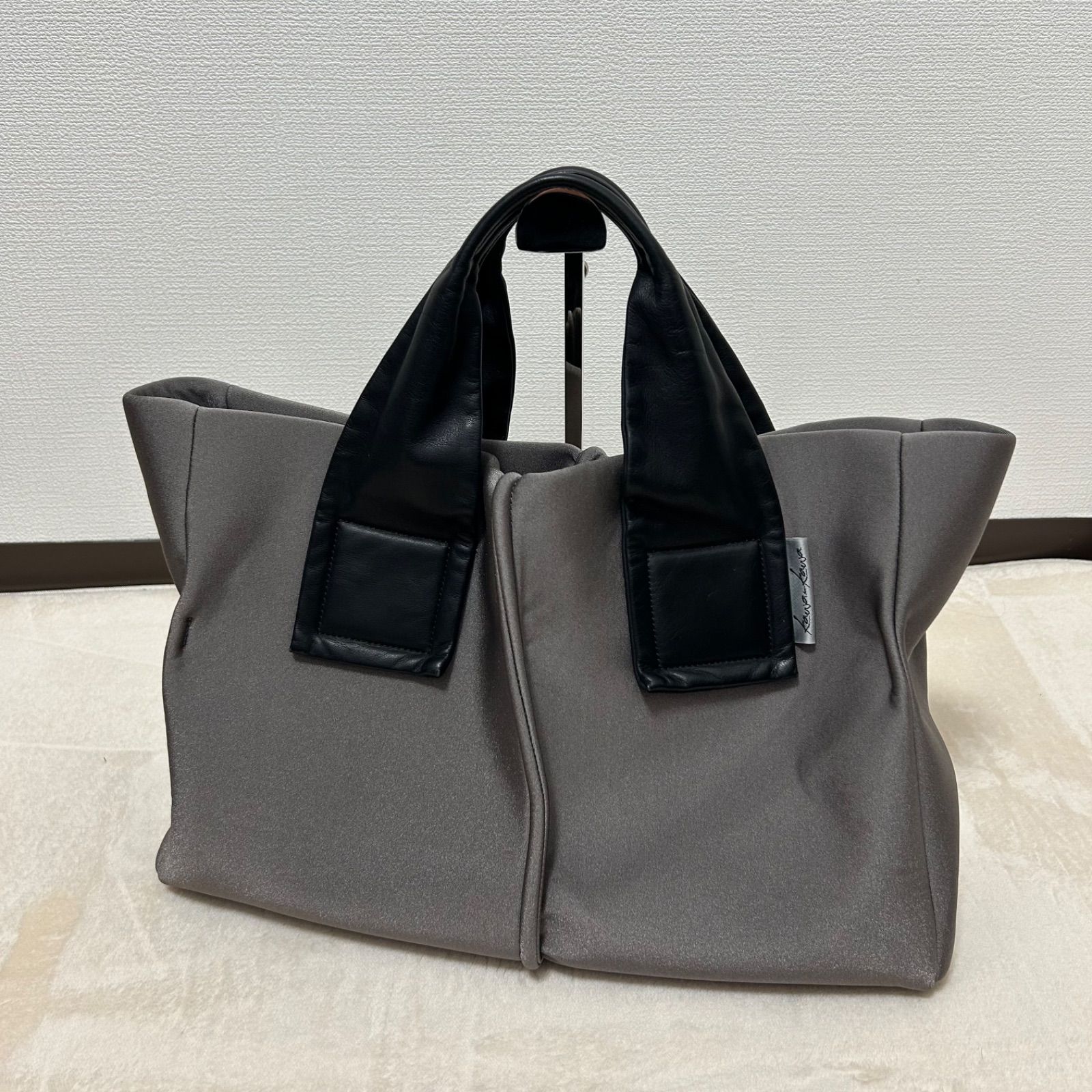 カワカワ ウェット トートバッグ グレー Mサイズ　A4 大容量 希少色 wet kawa-kawa wet トートバッグ Mサイズ グレー カワカワ A4 - メルカリ