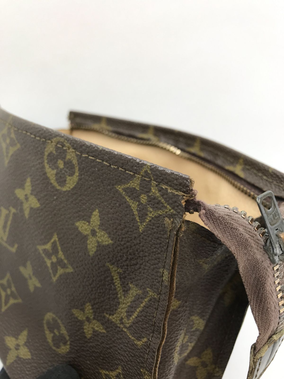 LOUIS VUITTON ルイヴィトン ポーチ モノグラム ポッシュトワレット19
