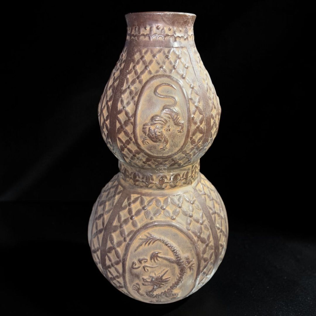 瓢箪花瓶 ひょうたん壺 鉄製 玄武 青龍 朱雀 白虎の模様あり 瓢箪花瓶 ひょうたん壺 鉄製 玄武 青龍 朱雀 白虎の模様あり