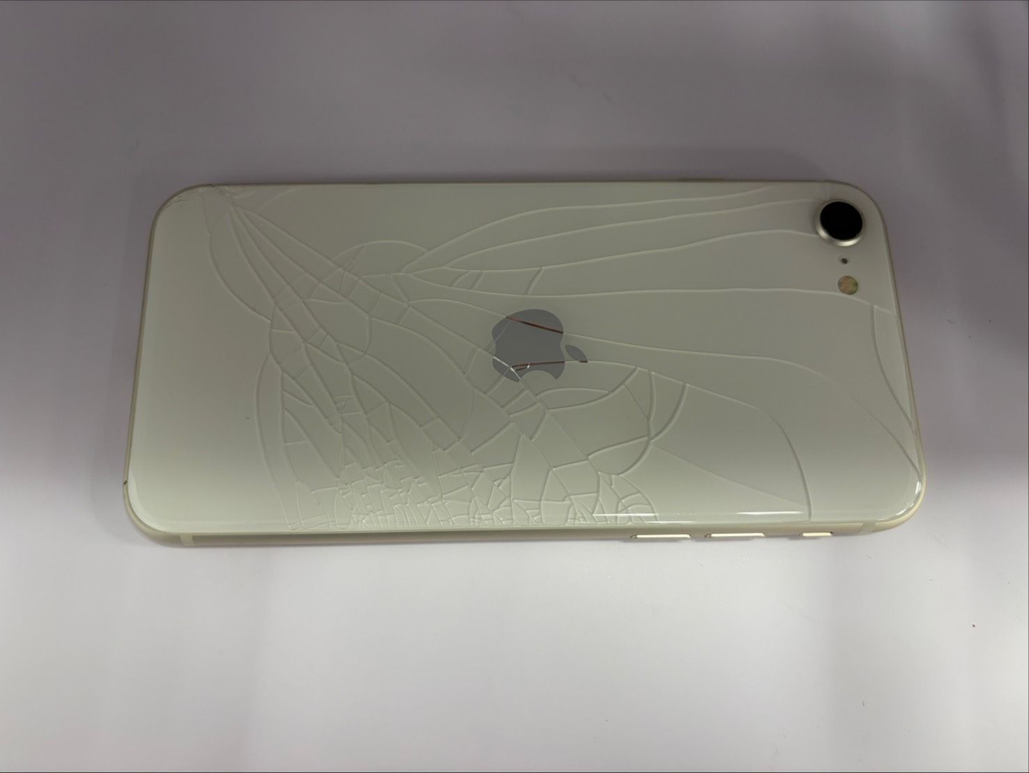 iPhone SE 3世代 64GB 法人管理品 バッテリー良好 - メルカリ