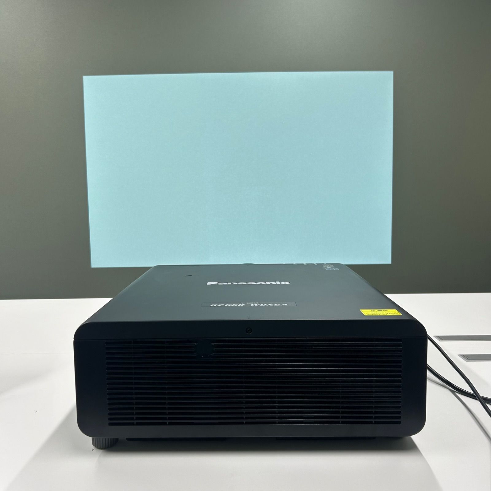 PT-RZ660JW プロジェクター Panasonic 1チップ DLP方式 - メルカリ