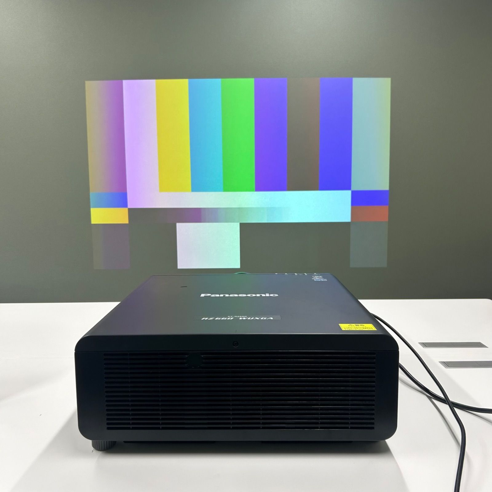 PT-RZ660JW プロジェクター Panasonic 1チップ DLP方式 - メルカリ