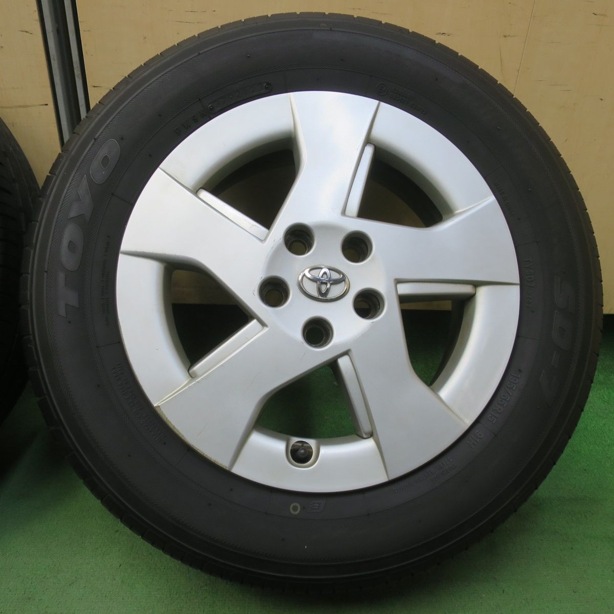 バリ溝！23年！9.5分☆トヨタ 30系 プリウス 純正 195/65R15 トーヨー 