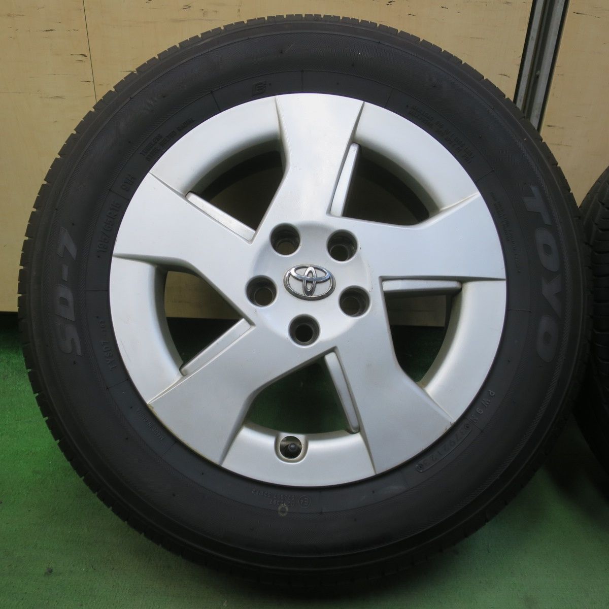 （終了）最終値下げ　バリ山タイヤ付き プリウス等　195/65R15 5H-100 終了）最終値下げ バリ山タイヤ付き プリウス等 195/65R15 5H-100