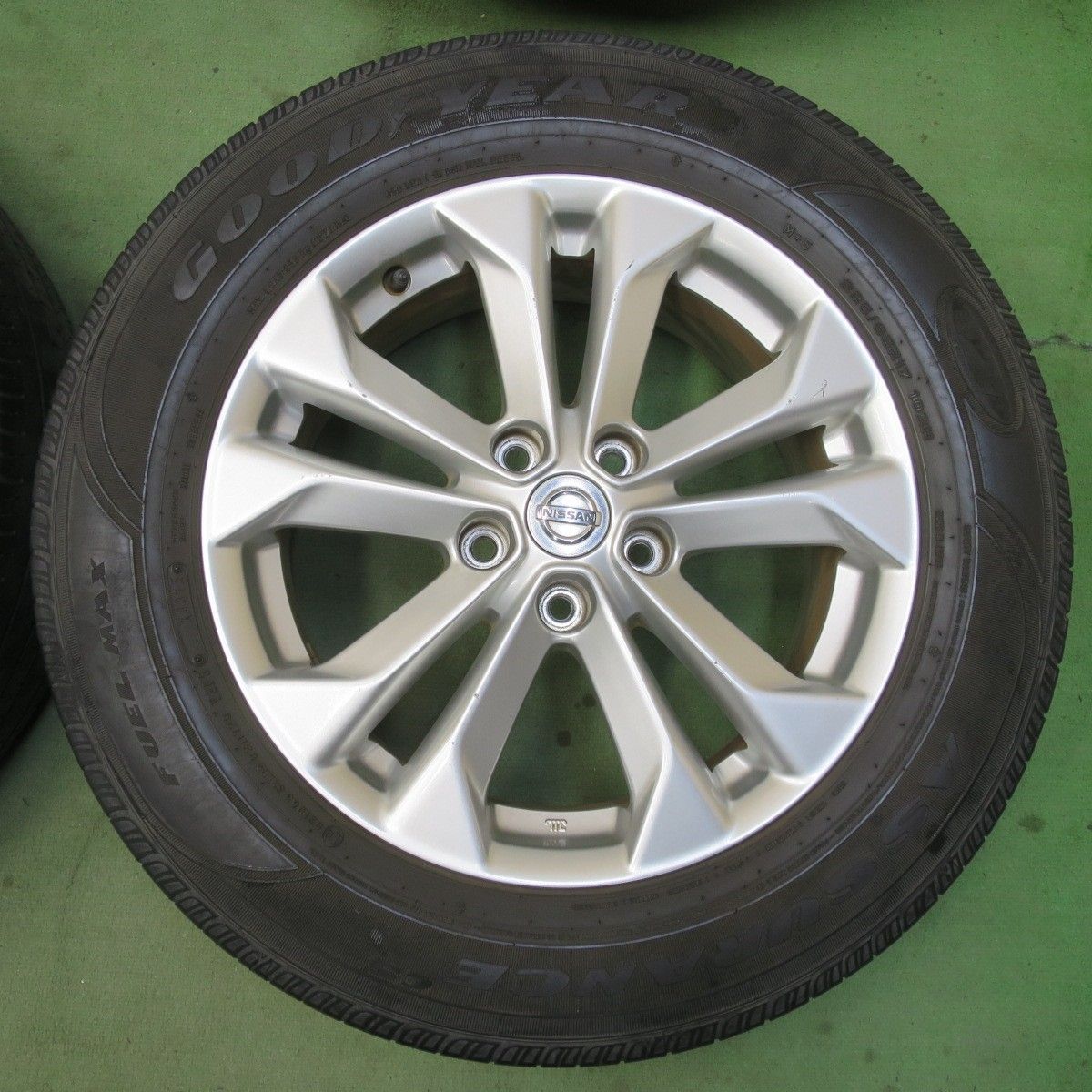 バリ溝！キレイ！9.5分☆日産 T32 エクストレイル 純正 225/65R17 