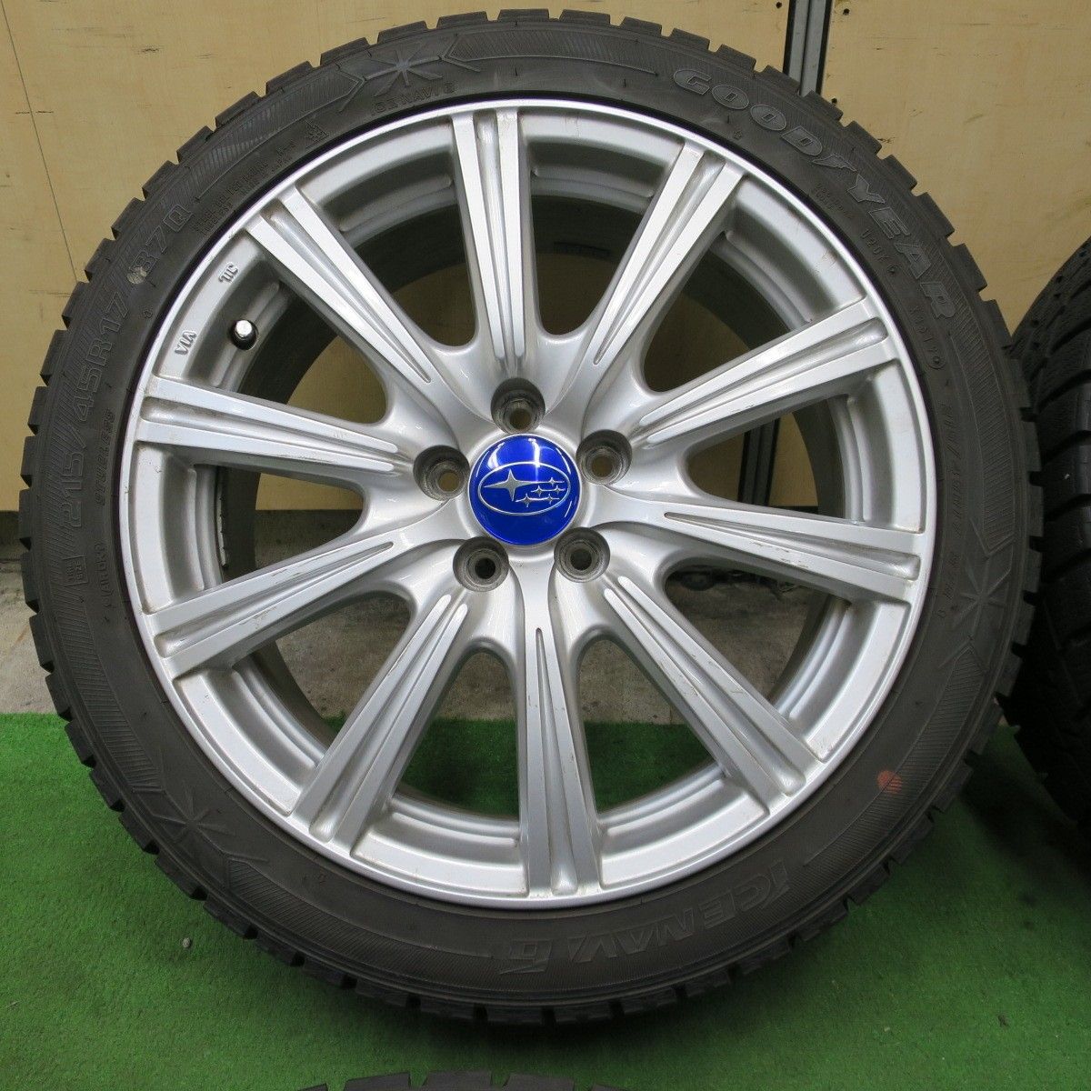 バリ溝！9分☆プリウス 等 215/45R17 スタッドレス グッドイヤー 