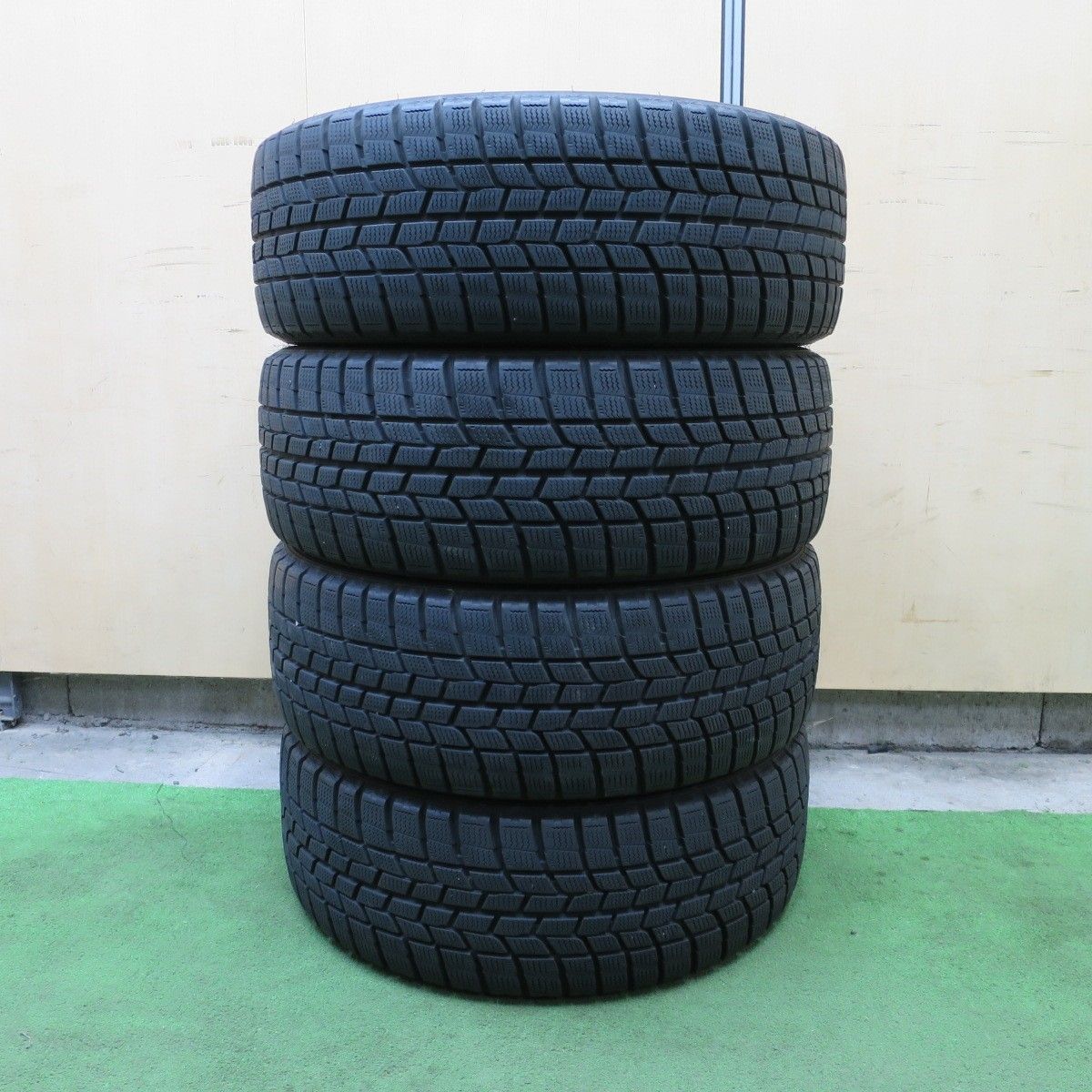 バリ溝！9分☆プリウス 等 215/45R17 スタッドレス グッドイヤー 