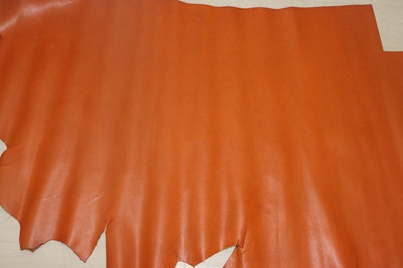 キャロットオレンジ 140ds クロム革 牛革 国産 レザー アンチック加工 はぎれ 一枚革 レザークラフト 革 皮 本革 diy 生地 材料