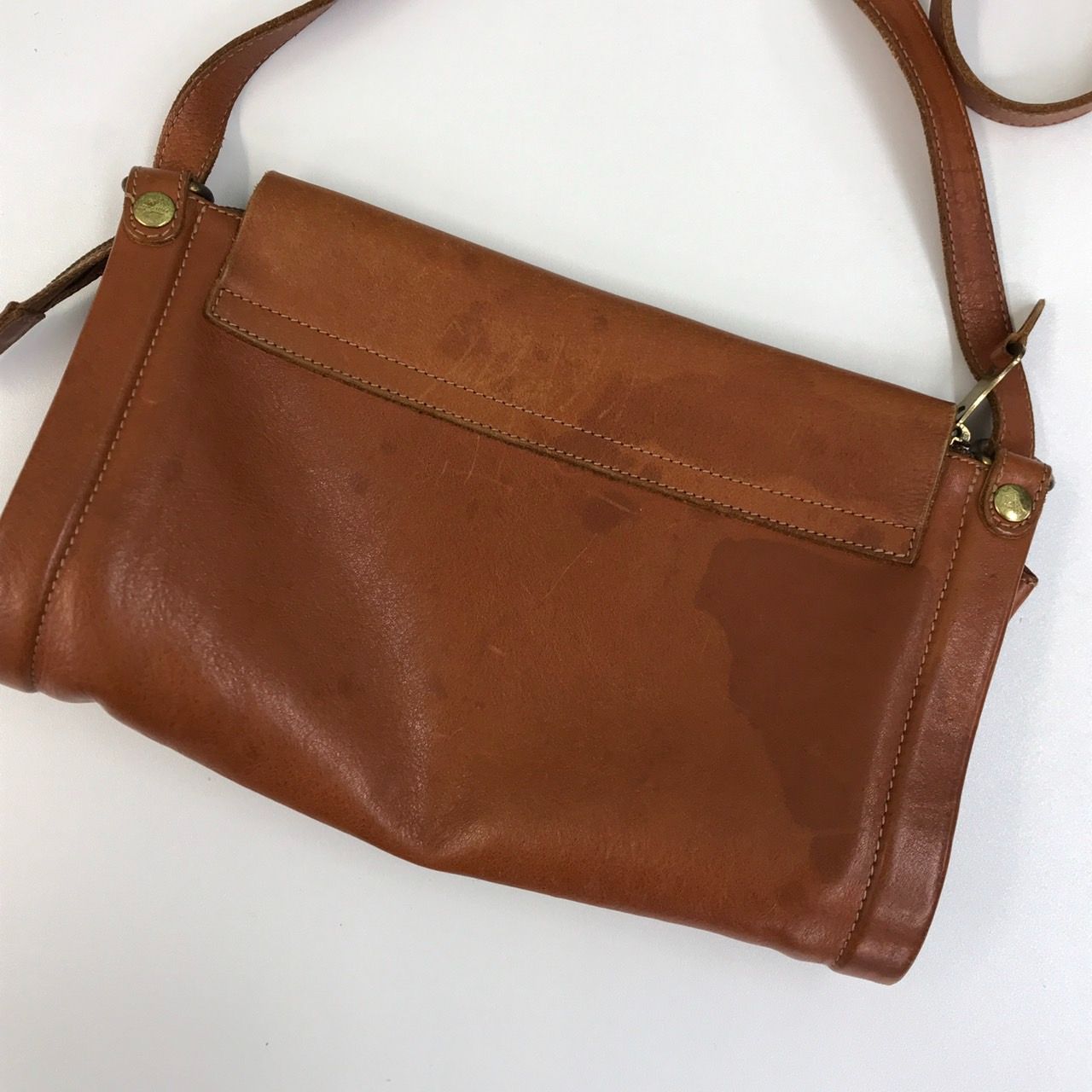 IL BISONTE イルビゾンテ レザー フラップ ショルダーバック 筒形 ヌメ 