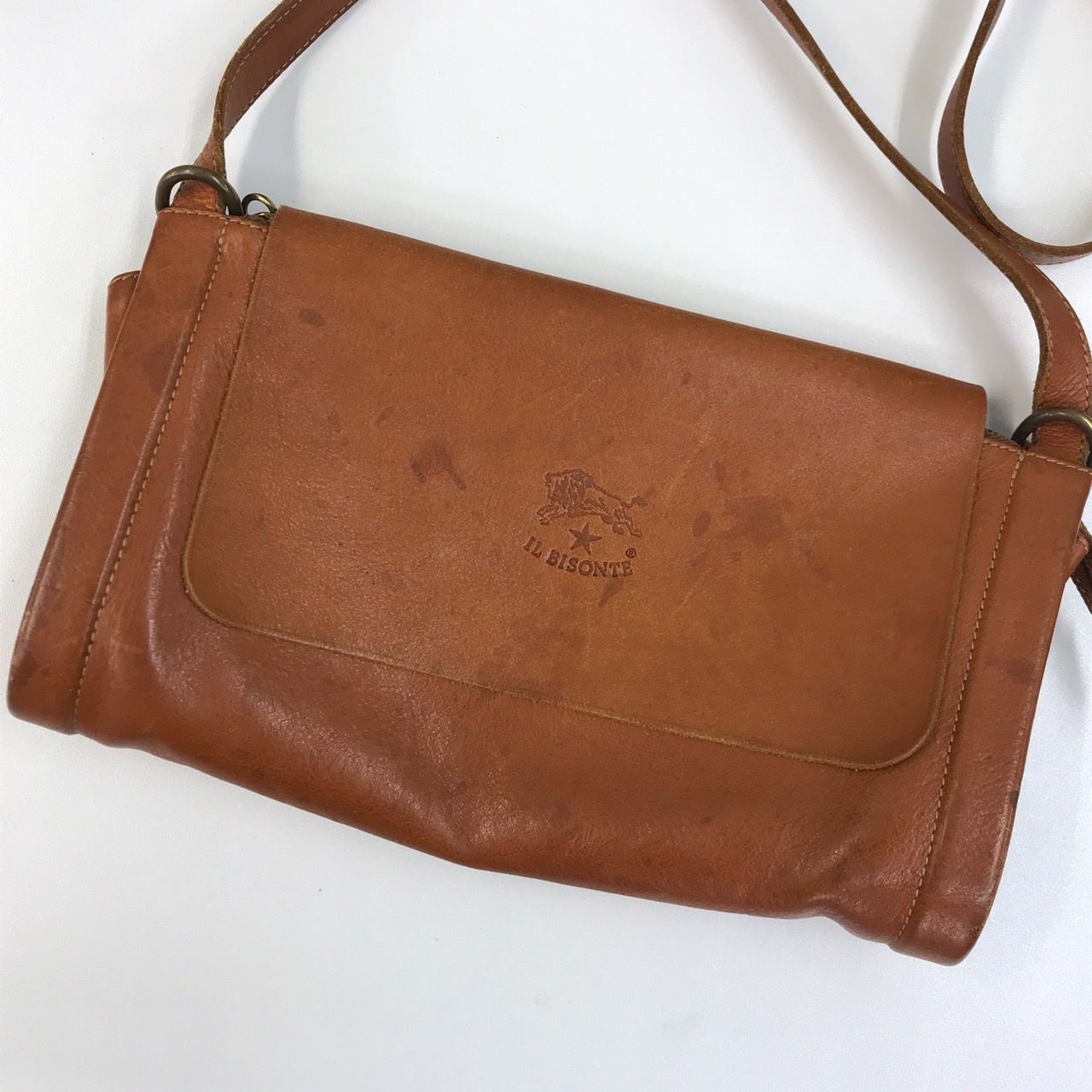 IL BISONTE イルビゾンテ レザー フラップ ショルダーバック 筒形 ヌメ 