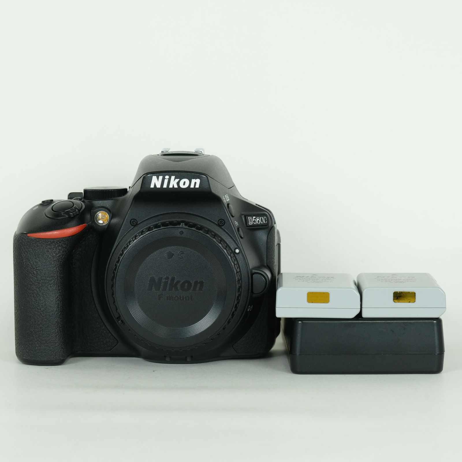 美品 | シャッター数15,564回｜バッテリー2個付] Nikon D5600 [ボディ 