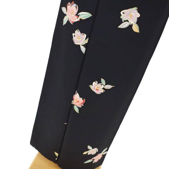 A美品 高島屋扱い 菊に藤の花模様 縮緬 金彩 黒 桐の花 袷 正絹 小紋