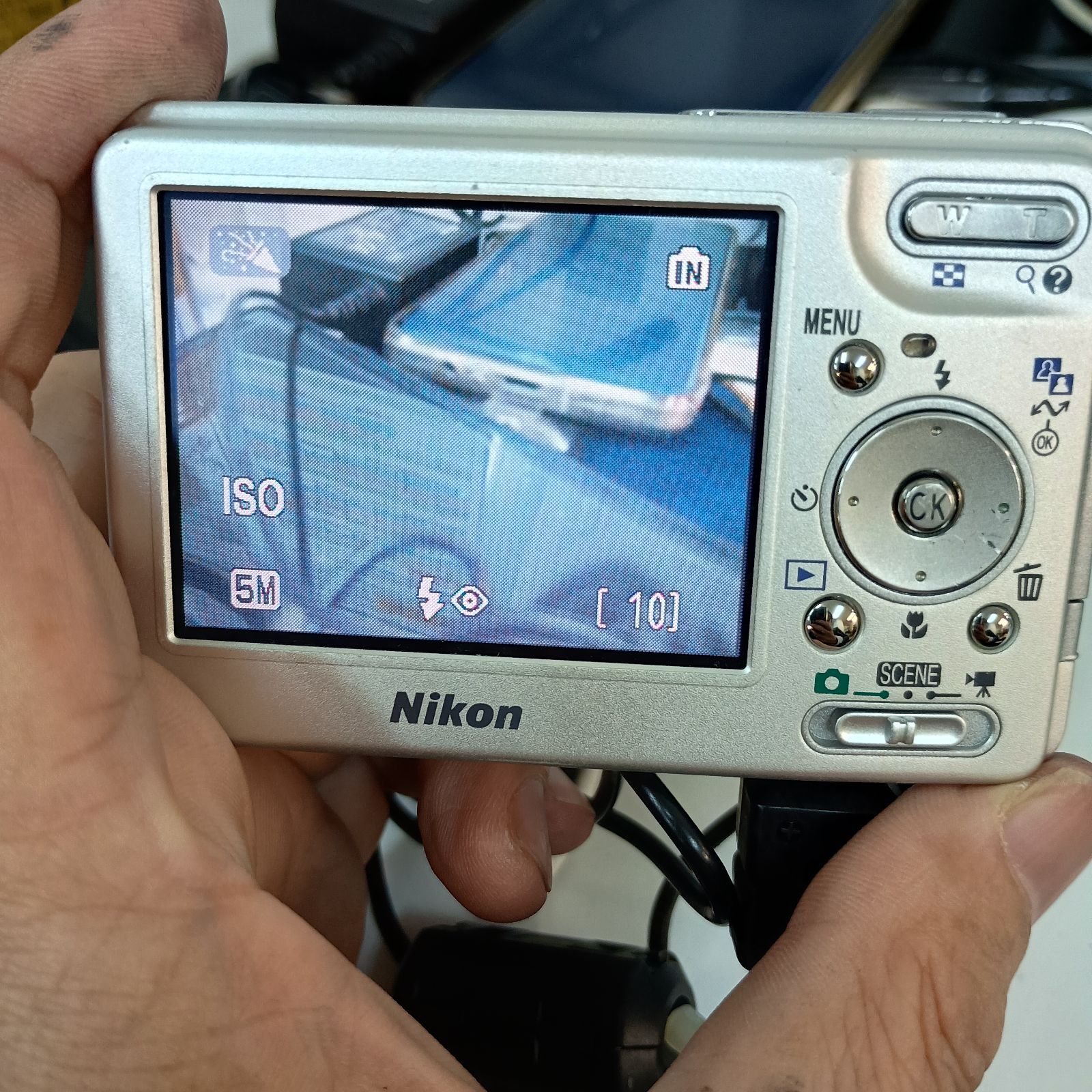Nikon COOLPIX コンパクトデジカメ 通電確認済み 充電器付 シルバー Nikon COOLPIX コンパクトデジカメ 通電確認済み 充電器付 シルバー