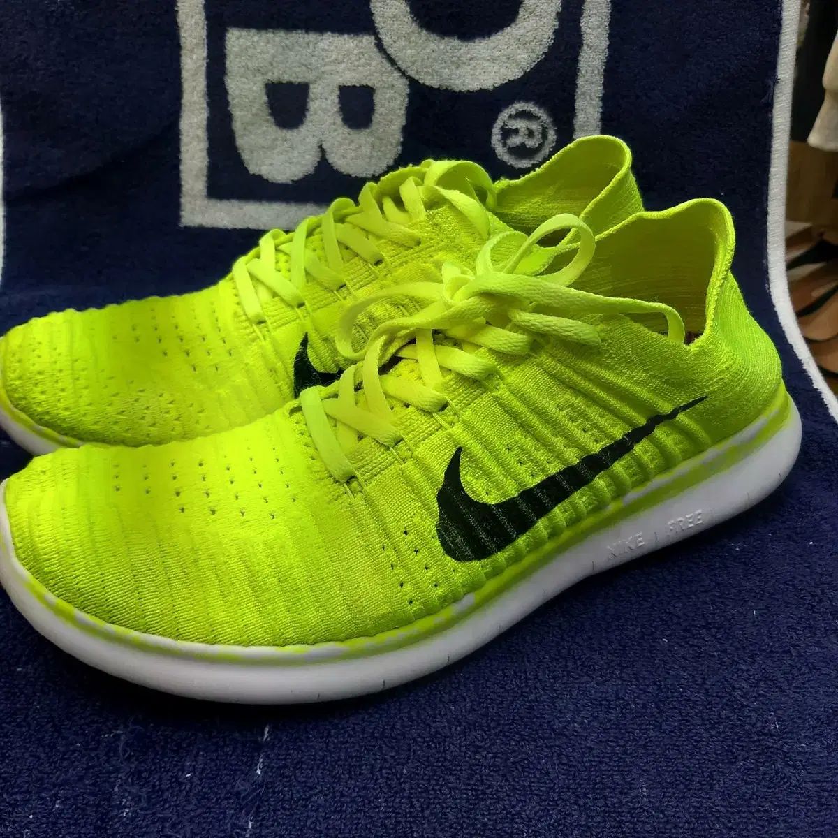 ナイキ Free RUN 蛍光 スニーカー 270mm - メルカリ