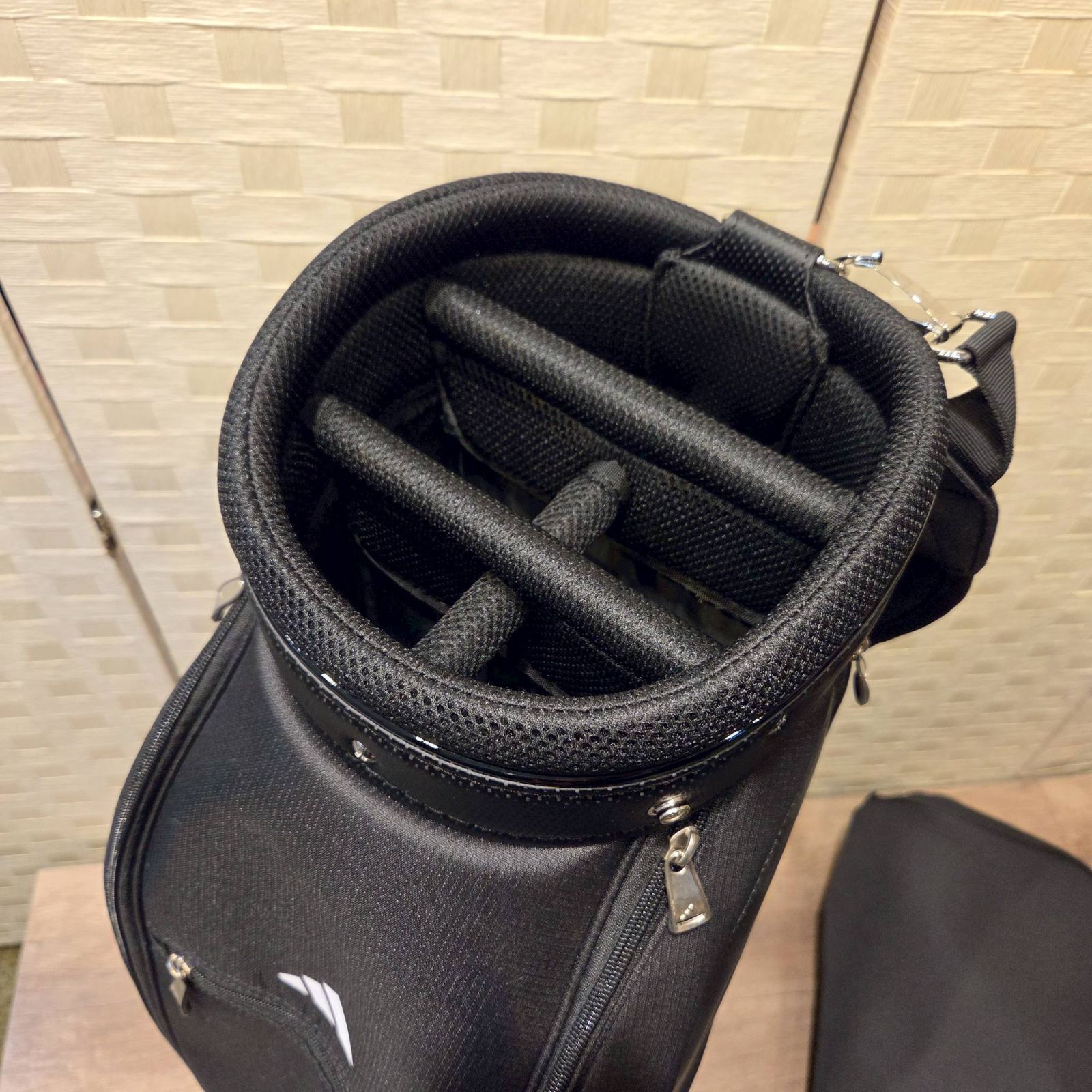 新品・未使用品】adidas アディダス 軽量 パフォーマンス メンズ 