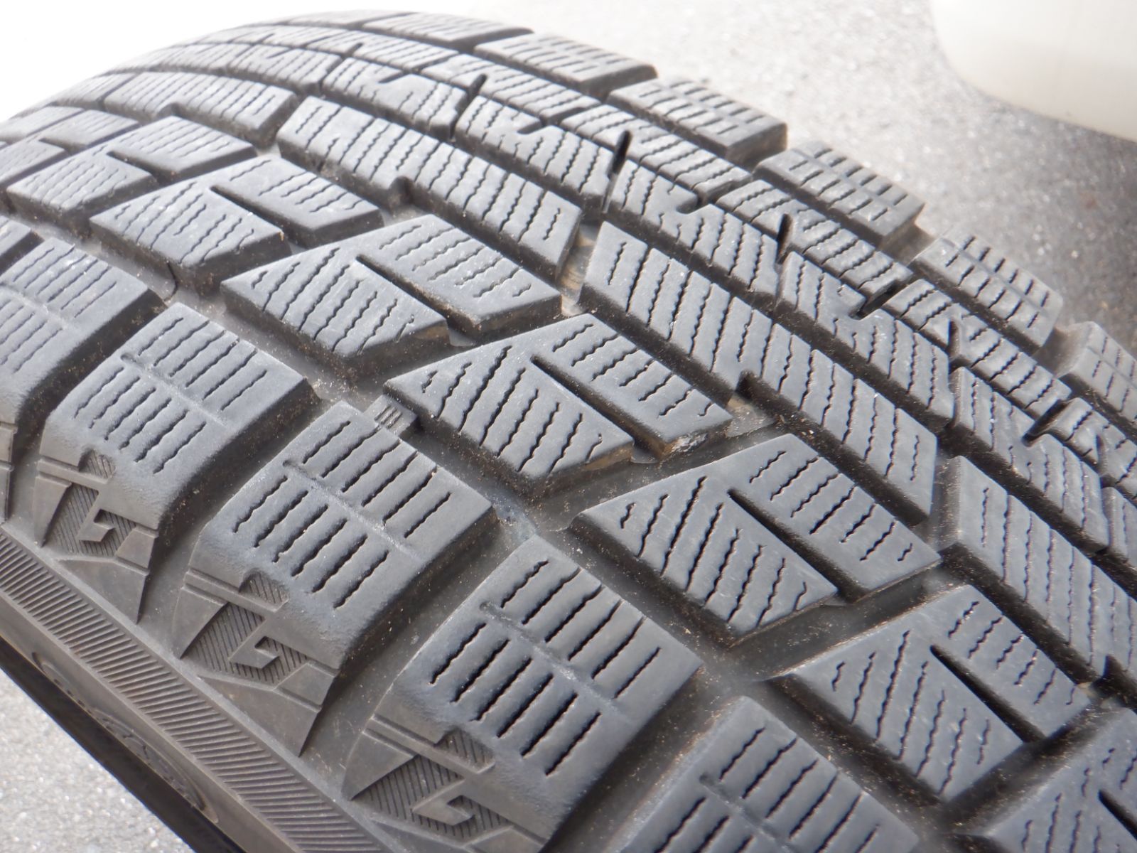 中古バリ山 185/60R15スタッドレス ヨコハマ アイスガードiG60（アイス 