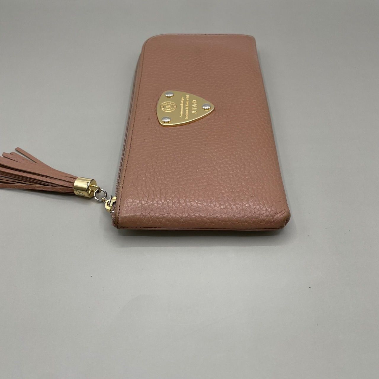 美品 ATAO アタオ 長財布 L字ファスナー ロゴ ゴールド金具 レザー 
