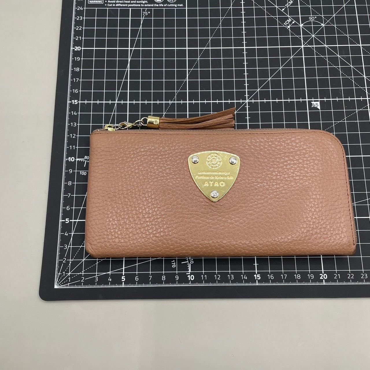 美品 ATAO アタオ 長財布 L字ファスナー ロゴ ゴールド金具 レザー 
