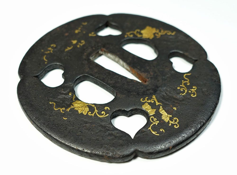 江戸期作　大鍔83mm187g　鍛鉄木瓜形鍔　吹き寄せ象嵌　家紋散らし　櫃孔埋め 大放出セール】 江戸期作 大鍔83mm187g 鍛鉄木瓜形鍔 吹き寄せ象嵌 家紋