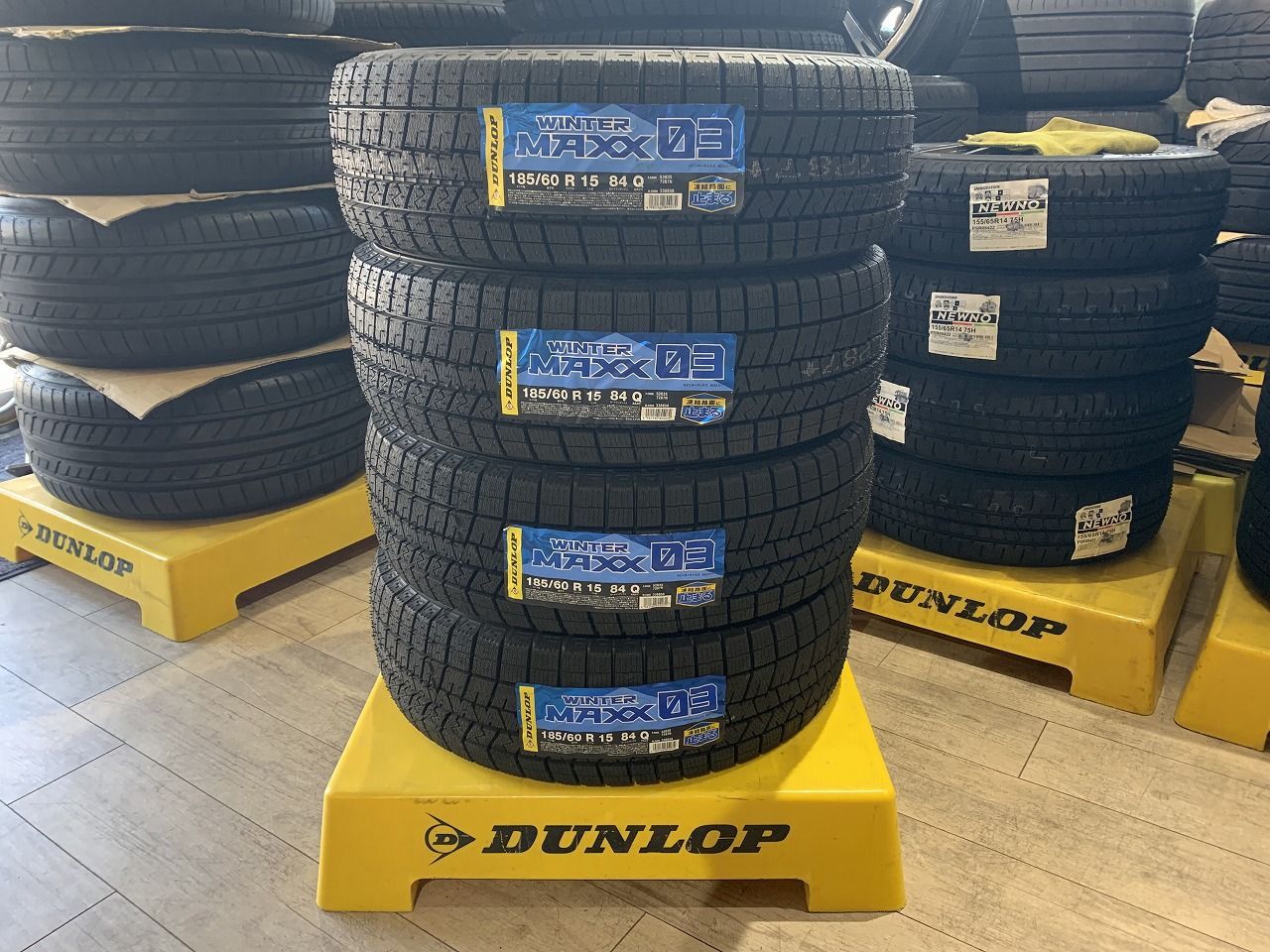 DUNLOP WINTER MAXX WM03 185/60R15 15インチ スタッドレス 4本 バリ溝 カローラアクシオ ヤリス ヴィッツ audi/A1 インサイト等　(KTF317) DUNLOP WINTER MAXX WM03 185/60R15 15インチ スタッドレス 4本 21年製