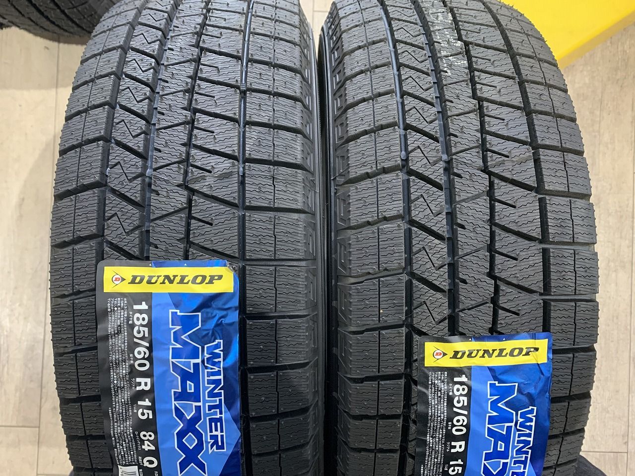 DUNLOP WINTER MAXX WM03 185/60R15 15インチ スタッドレス 4本 バリ溝 カローラアクシオ ヤリス ヴィッツ audi/A1 インサイト等　(KTF317) DUNLOP WINTER MAXX WM03 185/60R15 15インチ スタッドレス 4本 21年製
