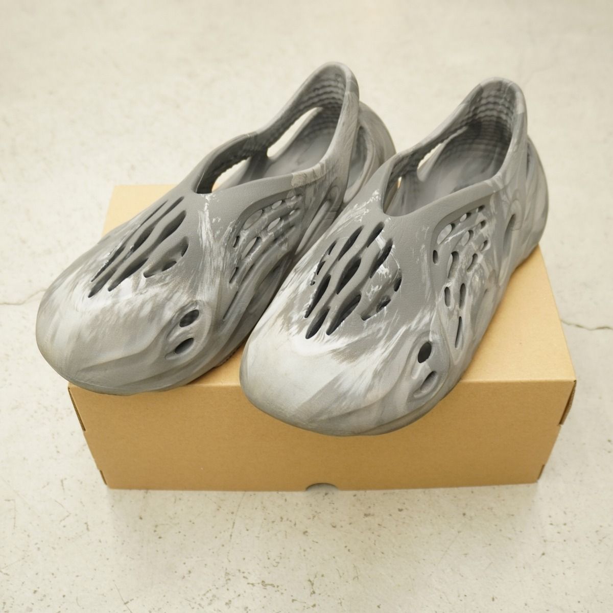 美品 国内正規 adidas アディダス IE4931 YEEZY Foam Runner MX 